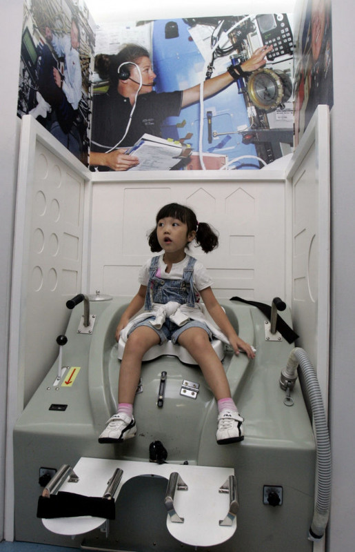 Девочка в туалете космического корабля на выставке Space Experience в Сеуле в 2007 году