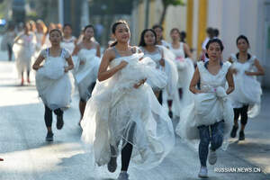 Забег 300 свадебных пар состоялся в Таиланде 