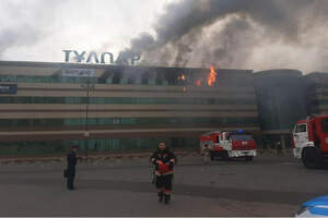 Пожар бушует в торговом центре «Тулпар» в Нур-Султане. Видео 
