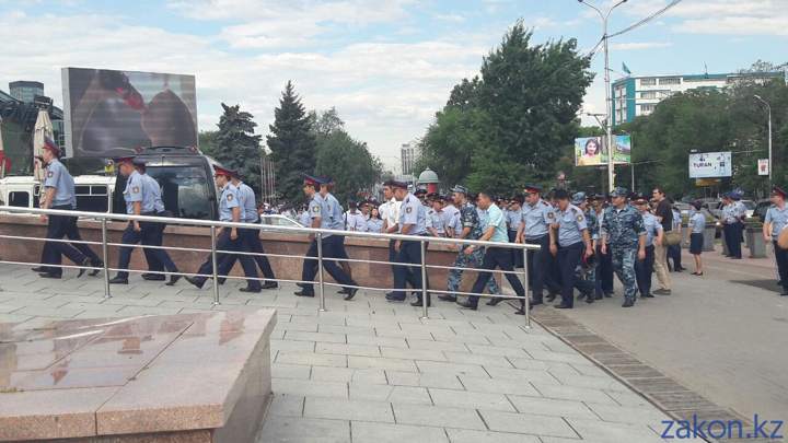 Казахстан простился с погибшими в Алматы полицейскими. Видео, Фото — фото 1