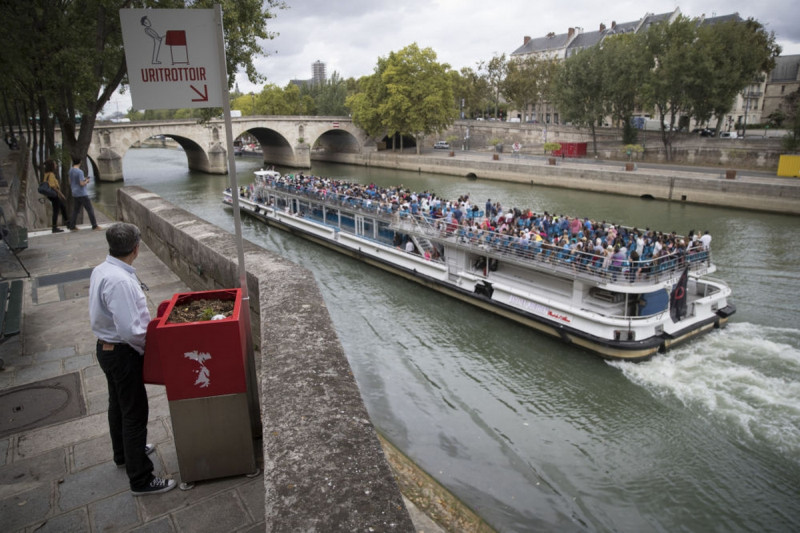 Общественный писсуар на одной из улиц Парижа. Власти начали установку подобных писсуаров, однако не все жители это одобряют.