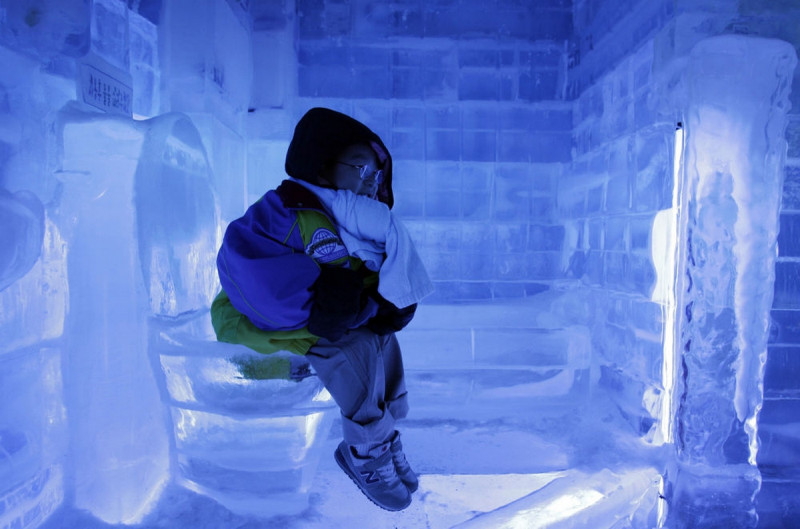 Мальчик на ледяном унитазе на выставке Ice Gallery в Сеуле, Южная Корея 
