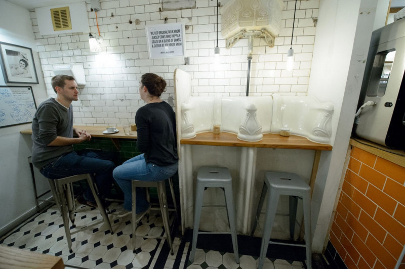 Посетители в бывшем общественном туалете, преобразованном в кафе в центре Лондона
