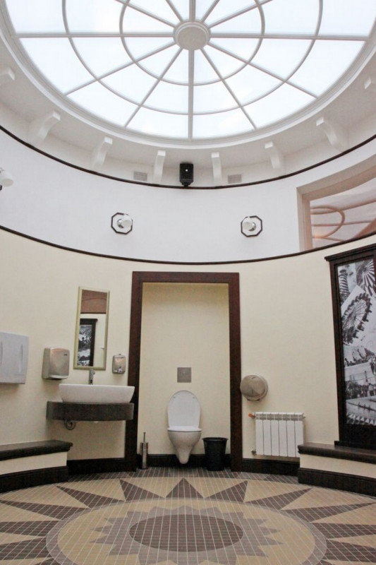 Общественный туалет в Парке Горького в Москве. Туалет является объектом культурного наследия.