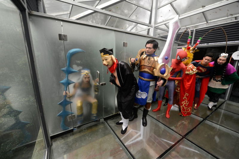 Актеры позируют в стеклянном туалете в Китае по случаю Всемирного дня туалета
