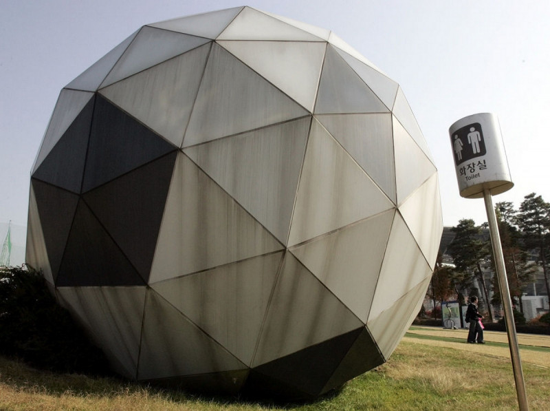 Туалет в форме гигантского футбольного мяча возле футбольного стадиона в Сувоне, Южная Корея