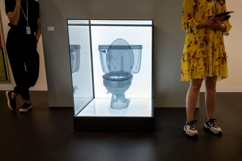 Посетители стоят около произведения искусства художника Do Ho Suh под названием Toilet, Apartment A, 348 West 22nd Street, New York, NY 10011, USA в галерее Lehmann Maupin в Базеле, Швейцария