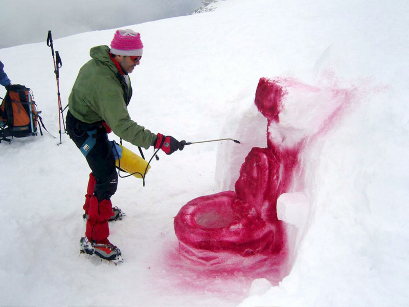 Датский художник Марко Эваристти создает скульптуру со льдом и краской, представляющей туалет, перевал Коль-де-Фламбо