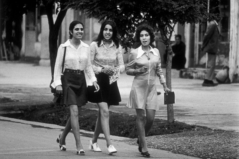 Молодые женщины идут по улице в Кабуле, 1972 год.