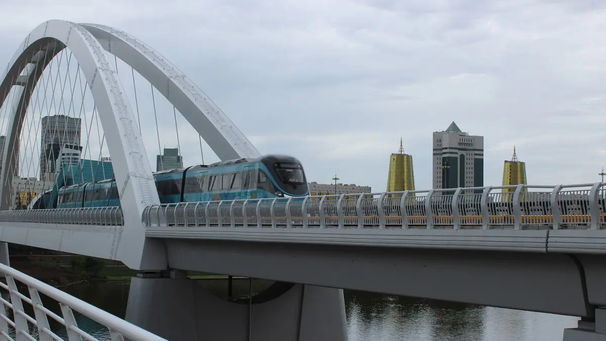 Астанадағы LRT пойызы