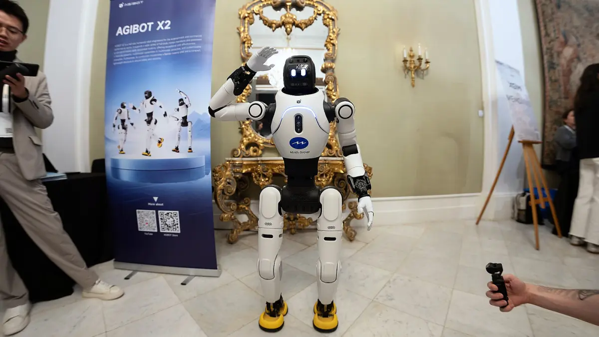 Робот AgiBot X2 на выставке MWC 2026