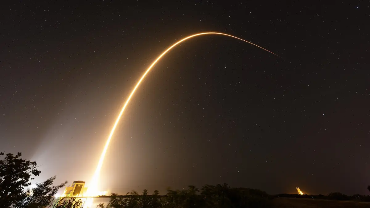 Ночной старт ракеты Falcon 9 со спутниками Starlink