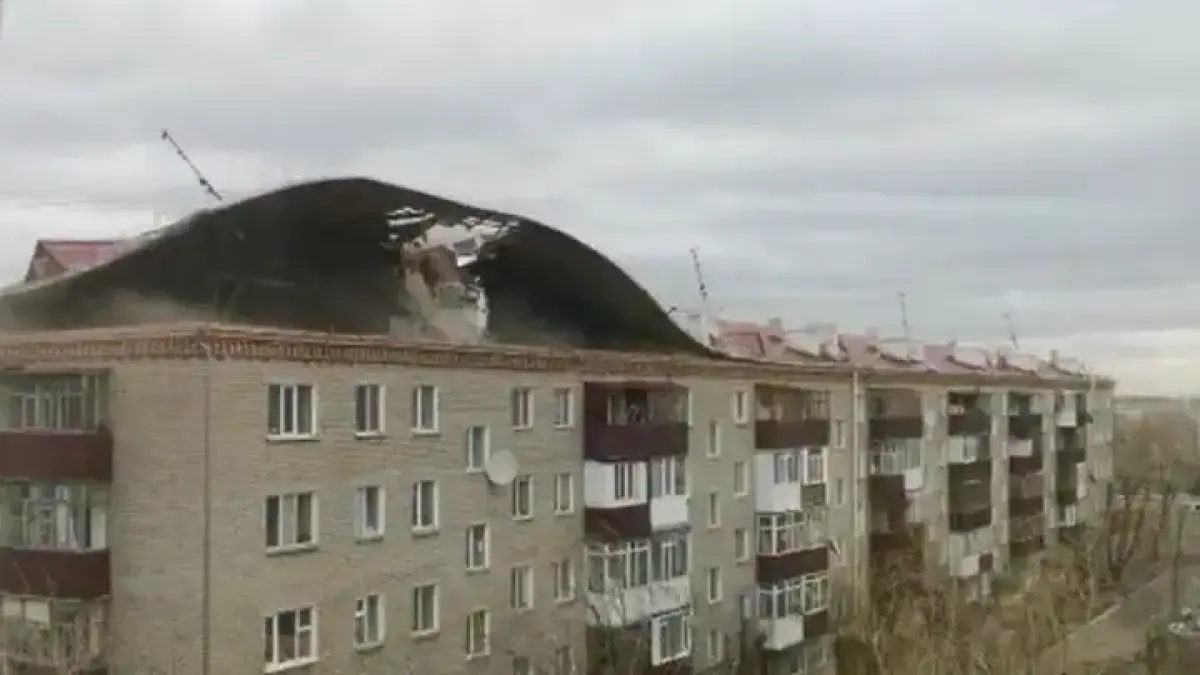Крыши домов сорвал ураган в Кокшетау. Видео