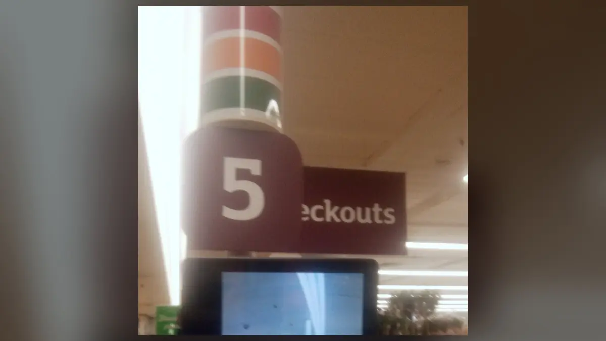 Камера и экран у касс самообслуживания в магазине Sainsbury's