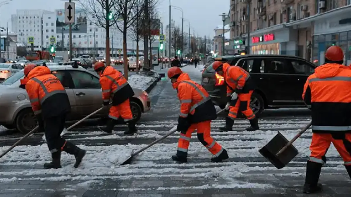 «500 дворников из Бишкека» вылетели спецбортом в Москву. Видео
