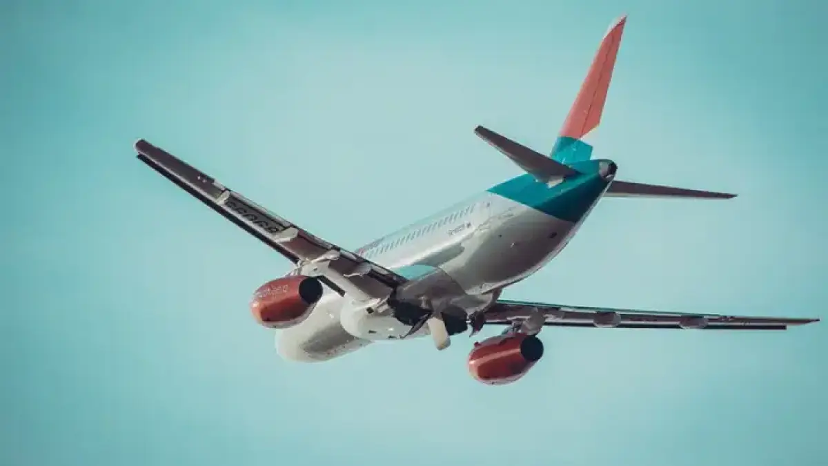 Самолет с 200 пассажирами готовится к аварийной посадке в Екатеринбурге