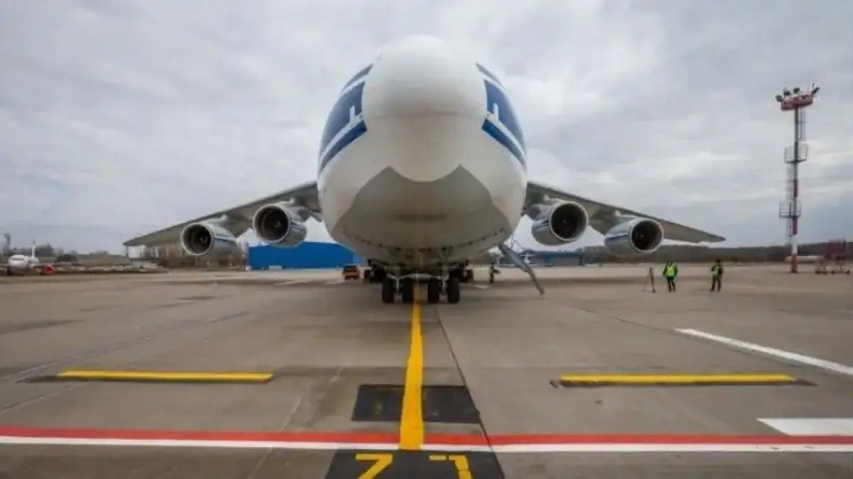 Военные сыграли в хоккей на борту самолета Ан-124. Видео