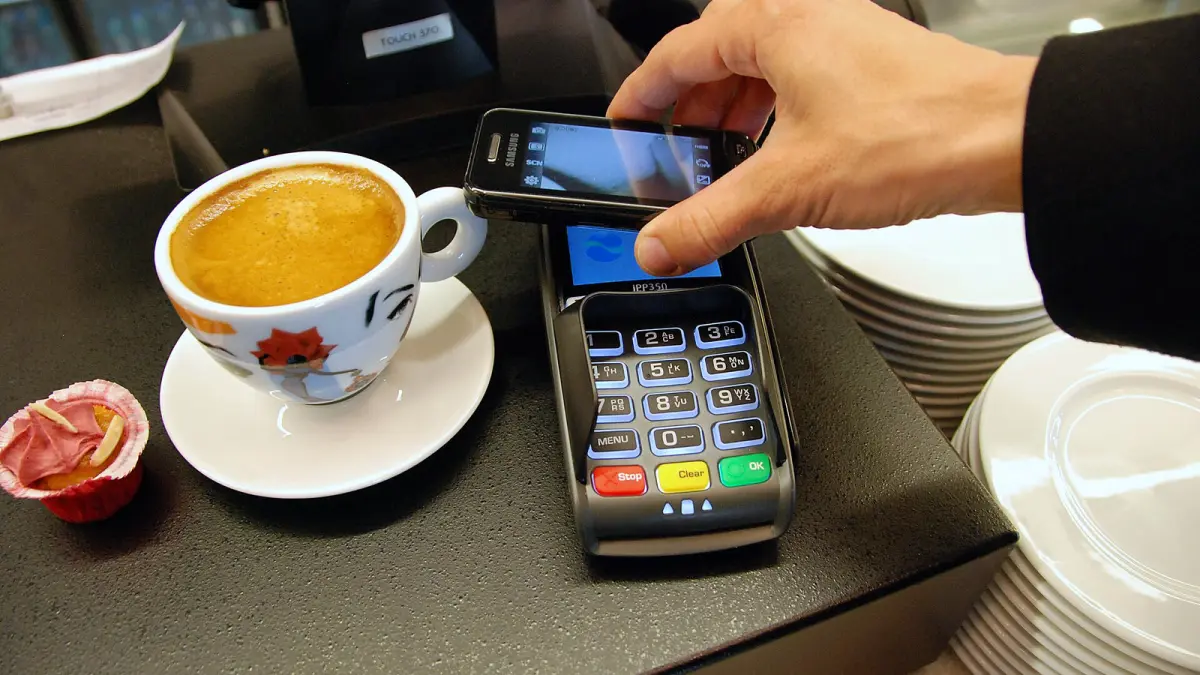 Paying by smartphone at a terminal