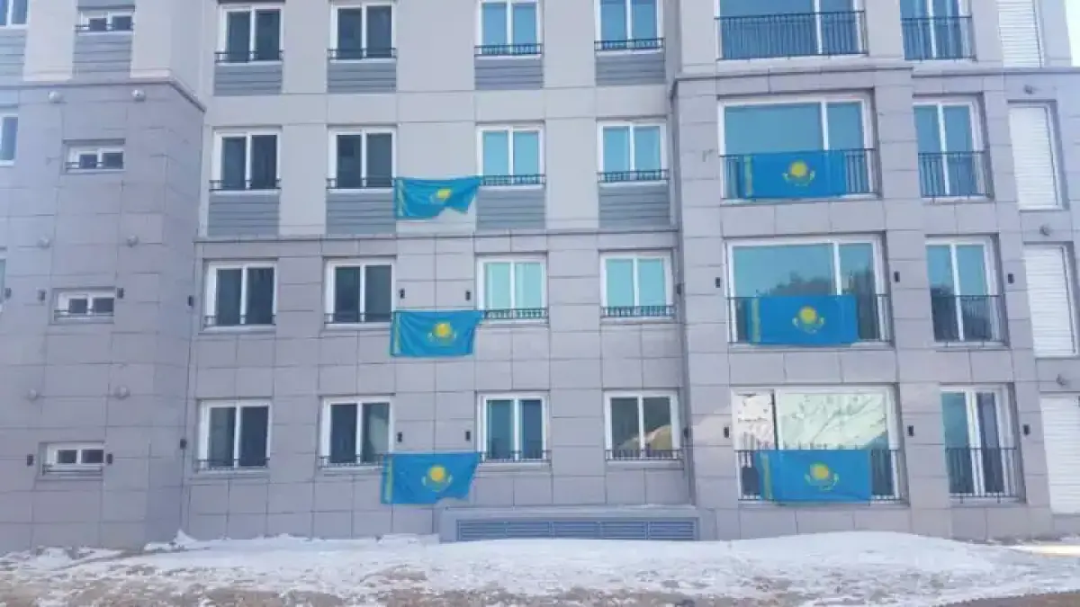 Казахстанцам разрешили вывешивать флаг на балконах