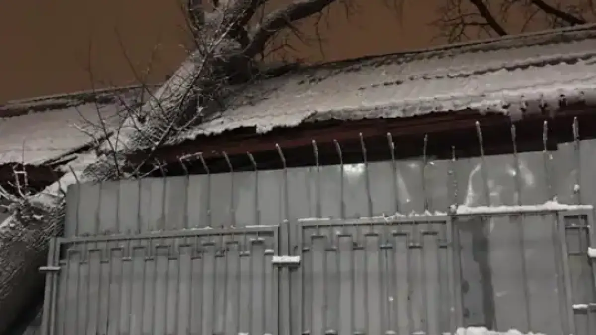 Снесло крышу психбольнице в Алматы