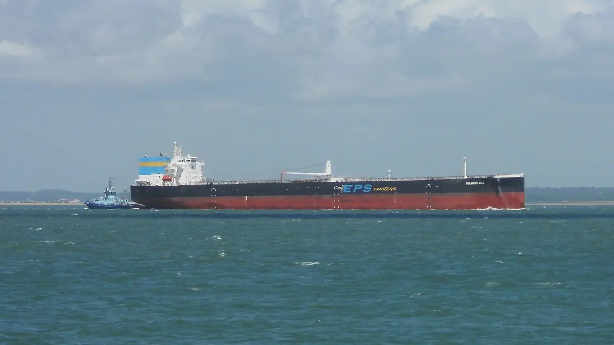 Нефтяной танкер в море