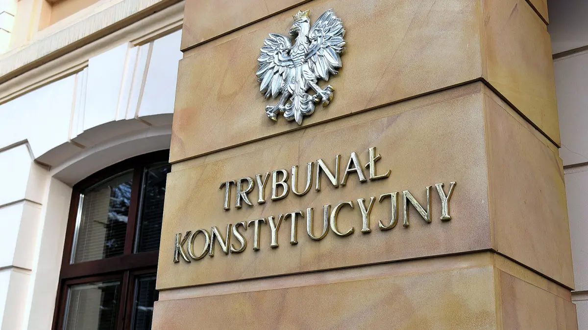 Табличка у входа в Конституционный трибунал в Варшаве