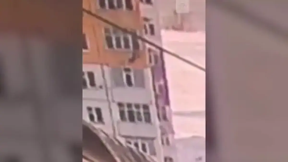 Девушка упала с 9 этажа и пошла по своим делам — видео