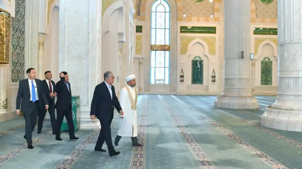 Токаев посетил мечеть Хазрет Султан и встретился с новым муфтием