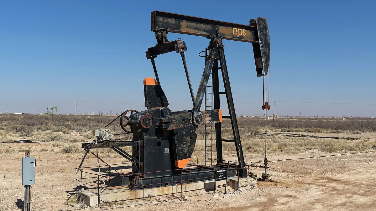 Станок-качалка на нефтяной скважине (иллюстративное фото)