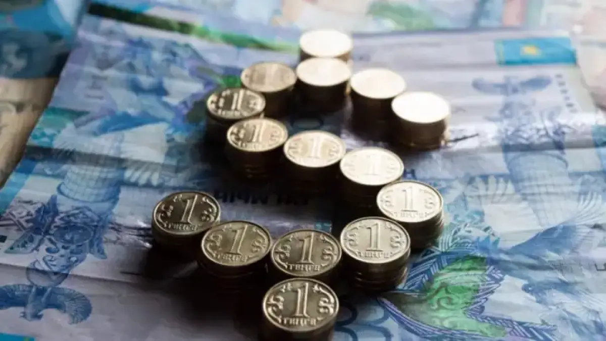 Курс доллара составил 393 тенге на KASE