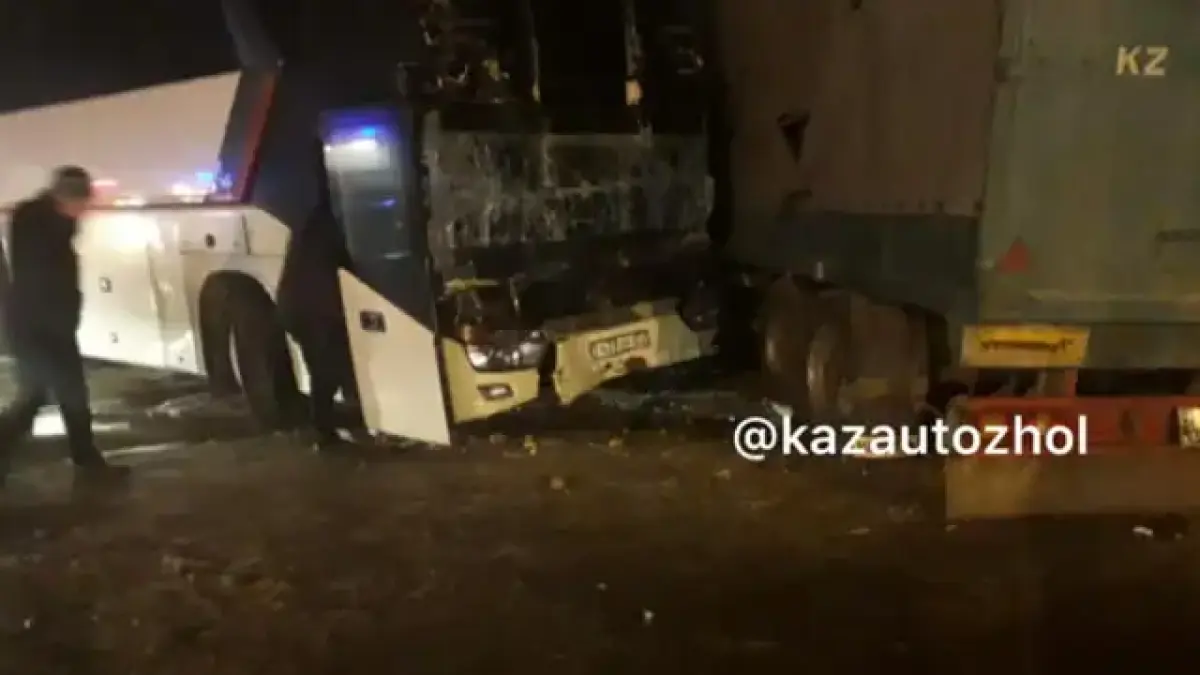 Два автобуса, КамАЗ и минивэн врезались друг в друга - большая авария на трассе «Алматы-Ташкент»