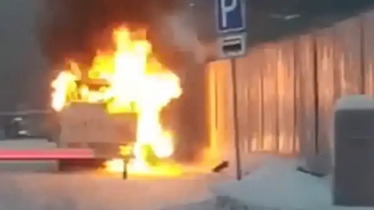 Маршрутный автобус сгорел в аэропорту Нур-Султана