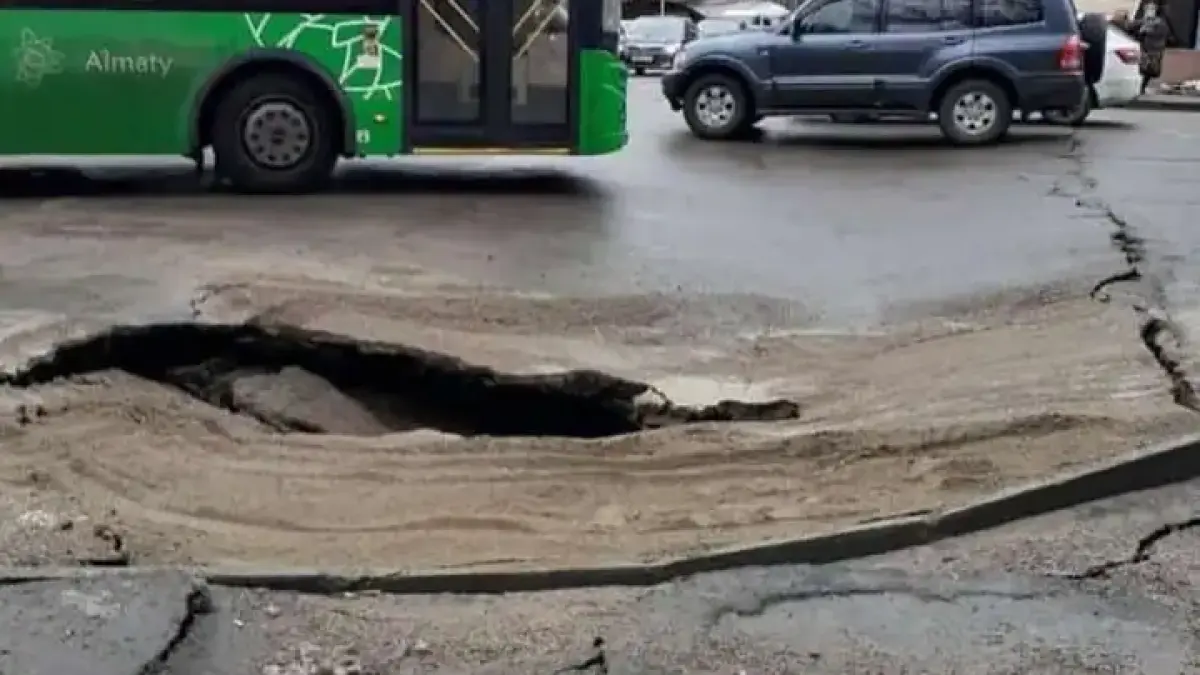Оживленный перекресток в Алматы провалился. Видео