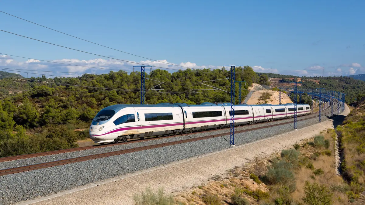 Скоростной поезд AVE серии 103 компании Renfe, сентябрь 2012 года (архивный снимок)