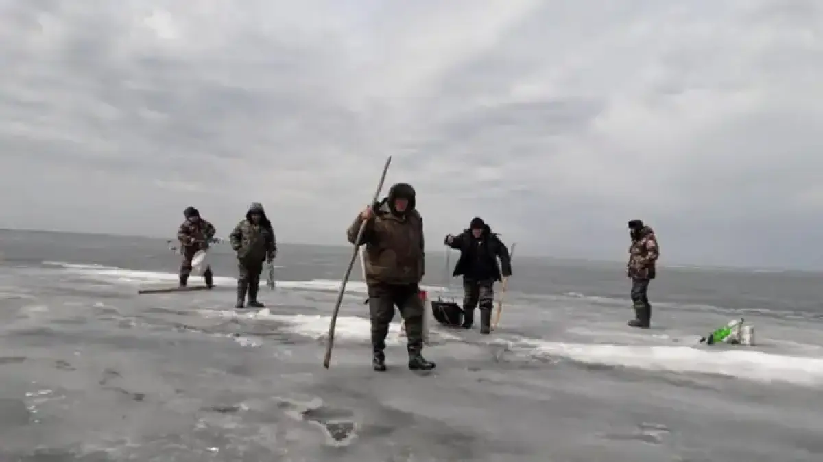 Пятерых рыбаков спасли с дрейфущей льдины в СКО