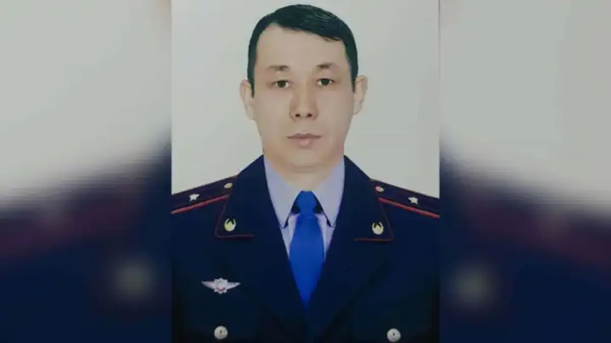 Токаев наградил полицейского, прыгнувшего с 13-го этажа