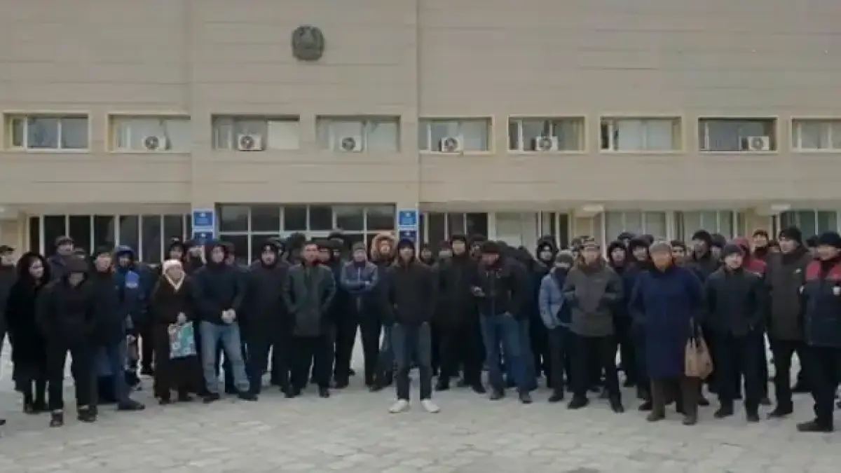 До 100 жанаозенцев пришли к акиму и потребовали трудоустройства в нефтяной сфере