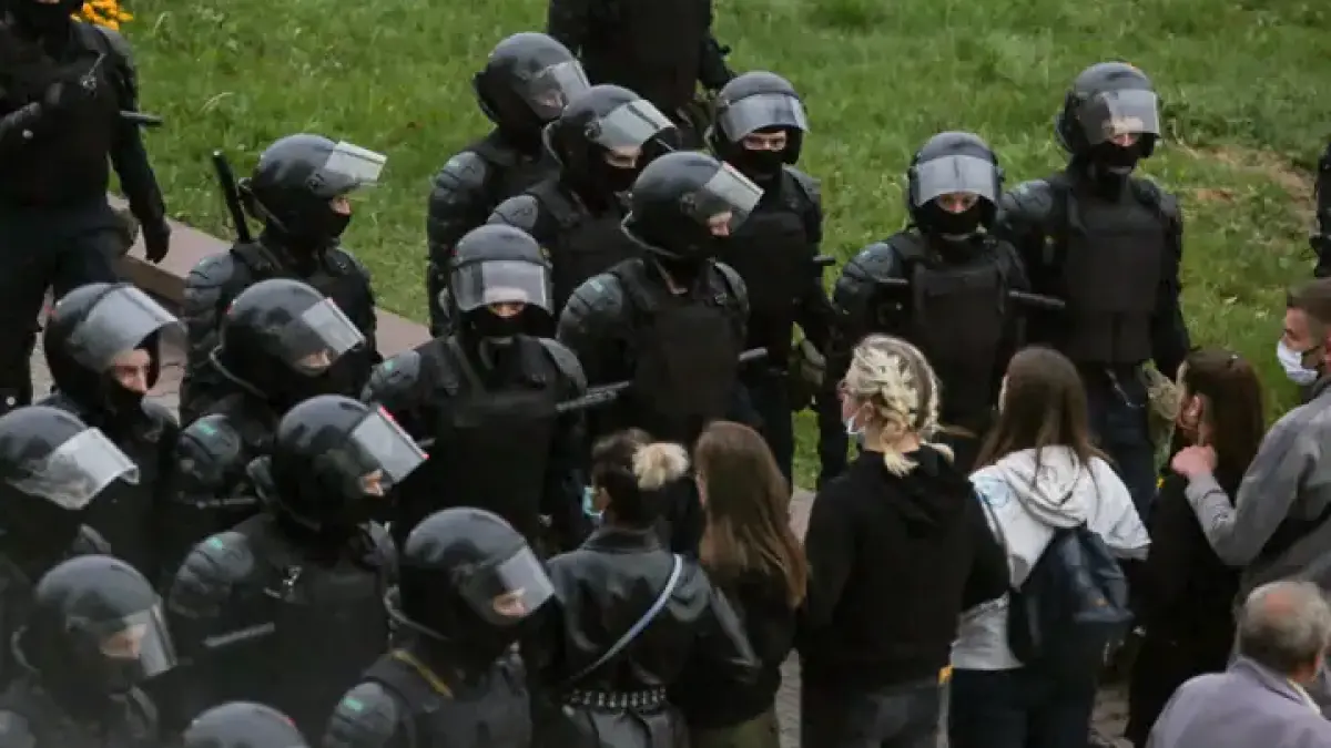 Протесты в Минске: полицейские рвут свою форму. Видео