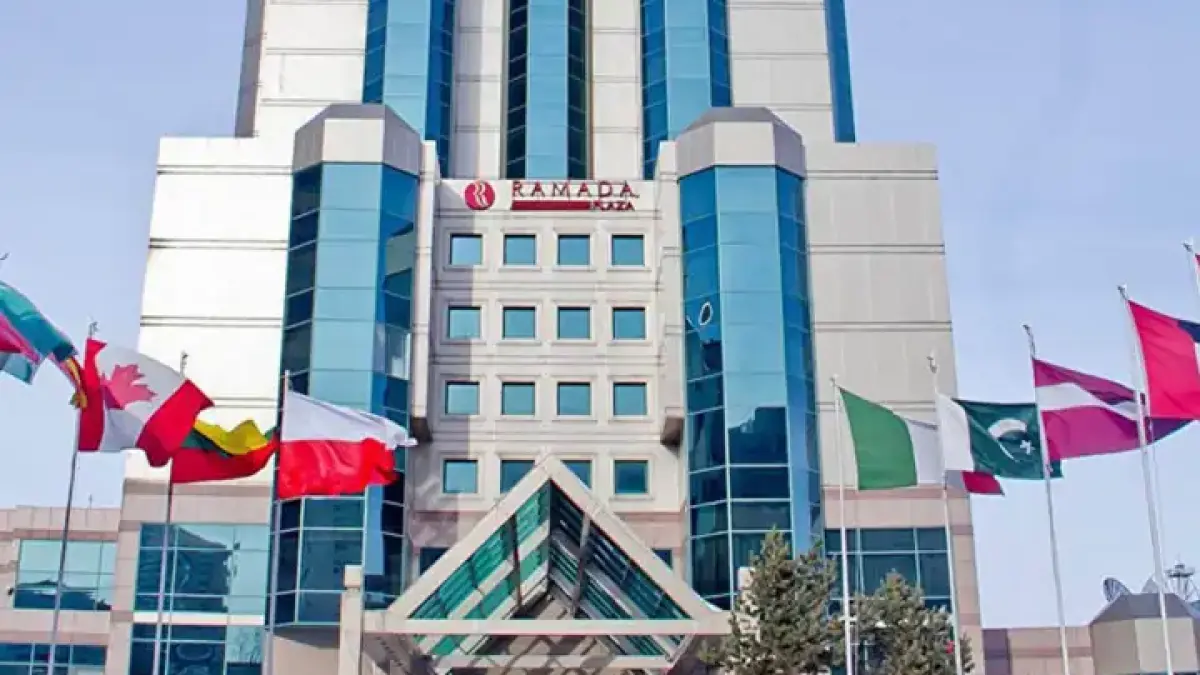 Здание бывшего отеля Ramada Plaza продадут с молотка