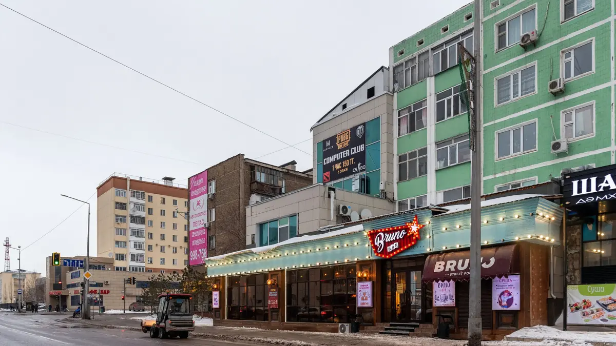 Улица с магазинами и кафе в Астане, февраль 2019 года