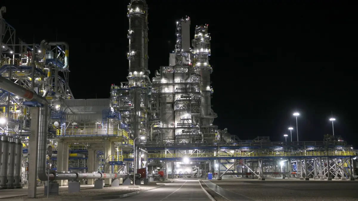 Газоперерабатывающий завод ночью (иллюстрация: Амурский ГПЗ, Россия)