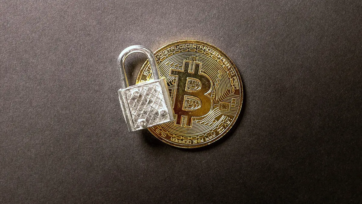 Монета биткоина с замком — иллюстрация к теме безопасности криптобирж