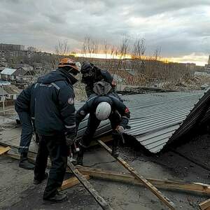 Павлодарский колледж лишился крыши из-за ураганного ветра 
