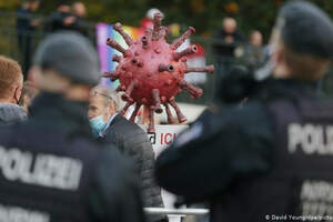 Массовые антиковидные протесты идут в Германии 