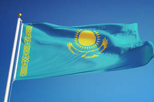 Флаг Казахстана висел «вверх ногами» на вокзале Нур-Султана 