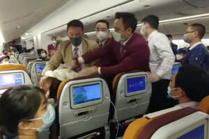 Атаковала кашлем. Разгневанная китаянка устроила стюардессе «коронавирусный» скандал 