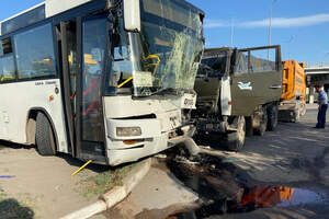 КамАЗ врезался в автобус в Нур-Султане. Видео 