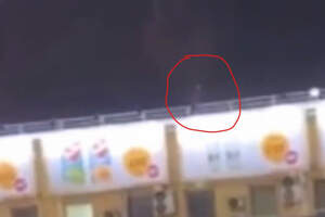 «Отвергла возлюбленная» — парень решил спрыгнуть с крыши магазина в Алматы. Видео 