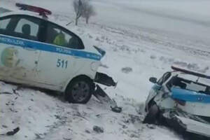 На трассе в Туркестане протаранили два полицейских авто. Видео 