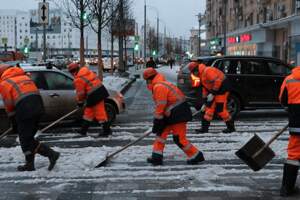 «500 дворников из Бишкека» вылетели спецбортом в Москву. Видео 